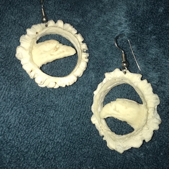 Hand Carved Antler Eagle Earrings 1.5” Ivory Color - Picture 1 of 6